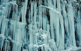 Замерзший водопад в голубых красках
