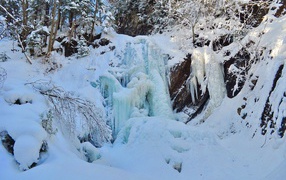 Замерзший водопад в Карпатах