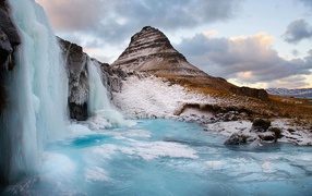 Замерзший водопад в горах