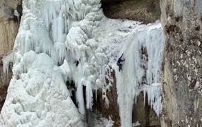 Замерзший водопад на горном склоне