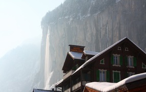 Отель на фоне замерзшего водопада