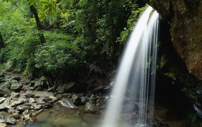 Струи воды водопада