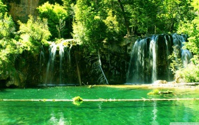 Прозрачные струи водопада