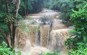 Мутная вода в водопаде