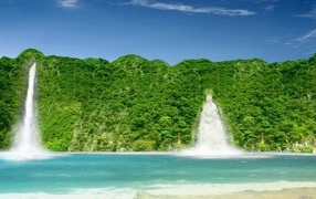 Водопады на зеленом берегу