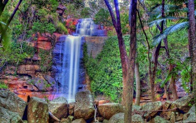 Голубые струи воды