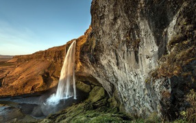 Вода льется со скалы