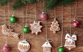 Печенье и игрушки на ветках елки