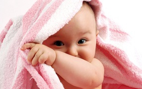 Ребенок под полотенцем
