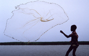 Мальчик забрасывает сеть