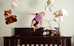 Ребенок летает с игрушками