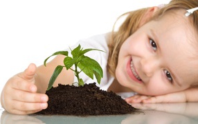 Ребенок сажает цветок