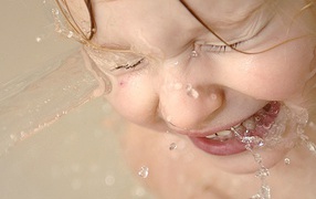 Ребенок играет в воде