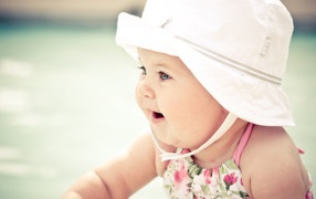 Милый ребенок в шляпе