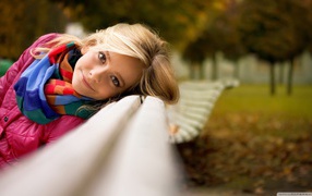 Улыбка девочки на скамейке