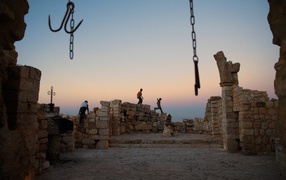 Дети играют на развалинах