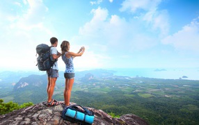 Девушка с парнем на вершине горы