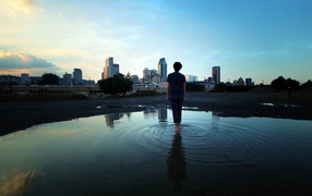 Человек идет по воде