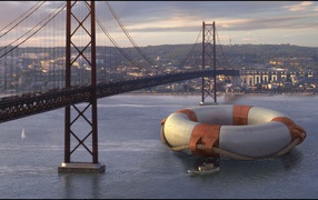 Огромный спасательный круг