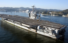 Десантный корабль в порту