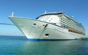 Пассажирский корабль в порту