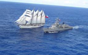 Парусный и военный корабли