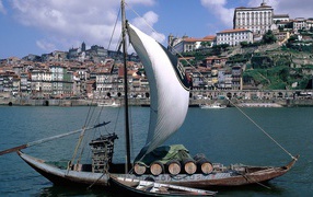 Парусная лодка на фоне города