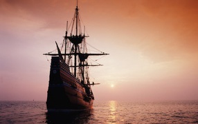 Парусник идет на закат солнца