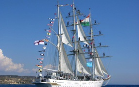 Парусник выходит в море