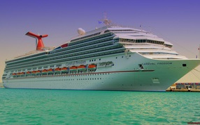 Круизный корабль на причале