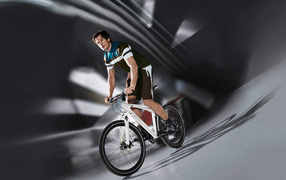 Спортсмен занимается фитнесом