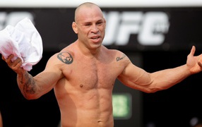 Бесстрашный боец UFC Джуниор Дос Сантос