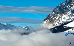 Парашютист в горах