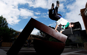 Уличный паркур прыжок