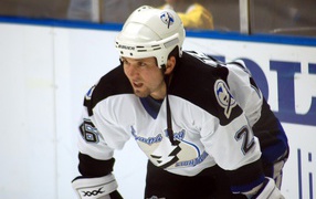 Hockey player Martin St. Louis on ice