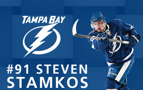 Стивен Стэмкос на синем фоне