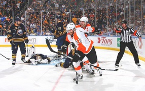 	   The fight for the puck at the gate