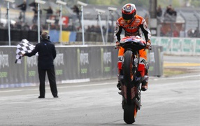 Стонер закончил гонку