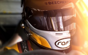 Автогонщик в шлеме