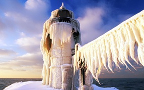 Маяк в ледяных сосульках