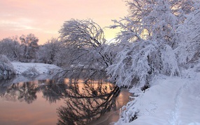 Не покрытая льдом река