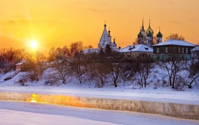 Снег в Москве церковь у реки