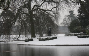 Снег в Париже в парке