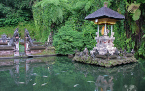 Часовня в джунглях Бали