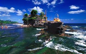 Скалы у берега Бали