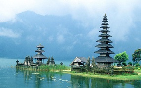 Храм среди воды на Бали