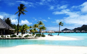 Белый песок на пляже Бали