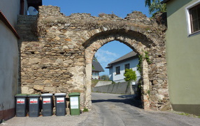 Старинная арка в городе Лэнгенфельд, Австрия