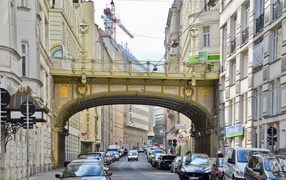 Арка над улицей в городе Вена, Австрия