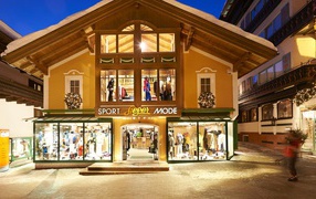 Яркий магазин на горнолыжном курорте Заальбах Хинтерглем, Австрия